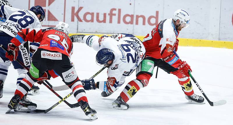 Hokejové utkání Tipsport extraligy v ledním hokeji mezi HC Dynamo Pardubice (v červenobílém) a HC Vítkovice Ridera (v bílomodrém) pardudubické enterie areně.