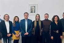 Manželé Kordysovi (Karolina pátá zleva, Jaroslaw šestý zleva) se po udělení milosti setkali s ministrem spravedlnosti Pavlem Blažkem (čtvrtý zleva).