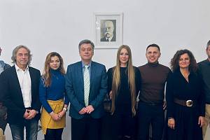 Manželé Kordysovi (Karolina pátá zleva, Jaroslaw šestý zleva) se po udělení milosti setkali s ministrem spravedlnosti Pavlem Blažkem (čtvrtý zleva).