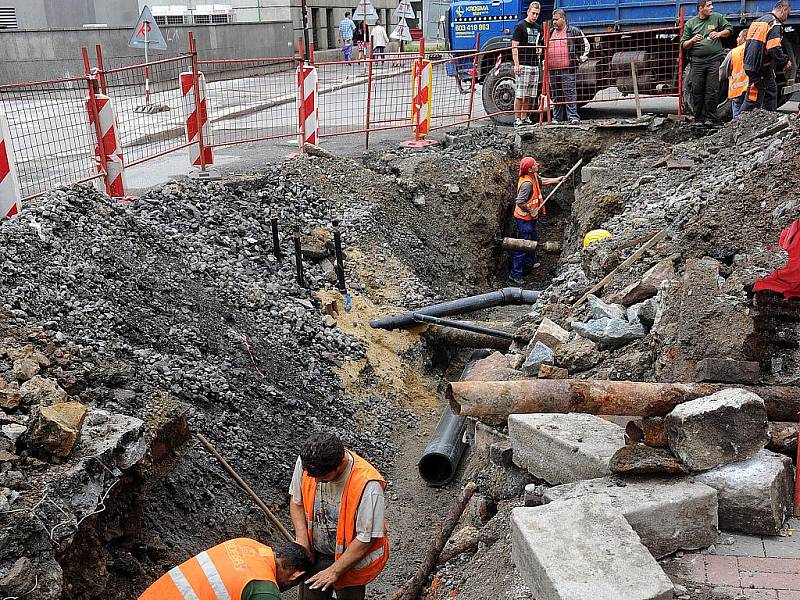 Po dělnících, kteří v Tyršově ulici v centru Ostravy dělali kompletní rekonstrukci kanalizačního a vodovodního řadu, nastoupí příští týden stavební firma, která bude opravovat povrchovou část ulice.