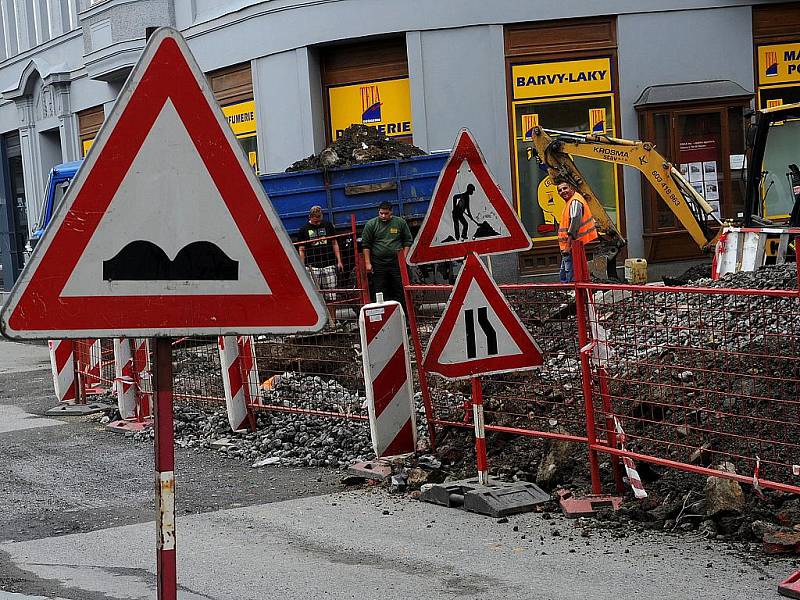 Po dělnících, kteří v Tyršově ulici v centru Ostravy dělali kompletní rekonstrukci kanalizačního a vodovodního řadu, nastoupí příští týden stavební firma, která bude opravovat povrchovou část ulice.