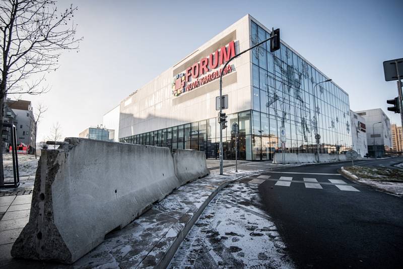 Obchodní centrum Forum Nová Karolina chrání betonové zátarasy. 