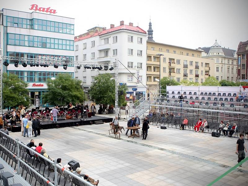 Příprava divadelního happeningu na Masarykově náměstí. Ilustrační foto.