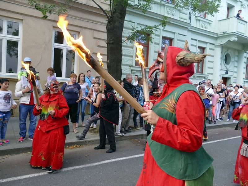 Začátek Festivalu v ulicích přilákal tisíce lidí. Bohatý program bude pokračovat ještě v sobotu a neděli.