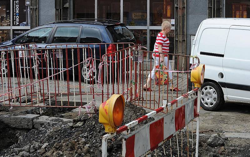 Po dělnících, kteří v Tyršově ulici v centru Ostravy dělali kompletní rekonstrukci kanalizačního a vodovodního řadu, nastoupí příští týden stavební firma, která bude opravovat povrchovou část ulice.