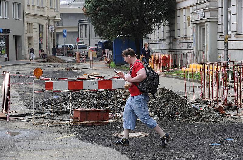 Po dělnících, kteří v Tyršově ulici v centru Ostravy dělali kompletní rekonstrukci kanalizačního a vodovodního řadu, nastoupí příští týden stavební firma, která bude opravovat povrchovou část ulice.