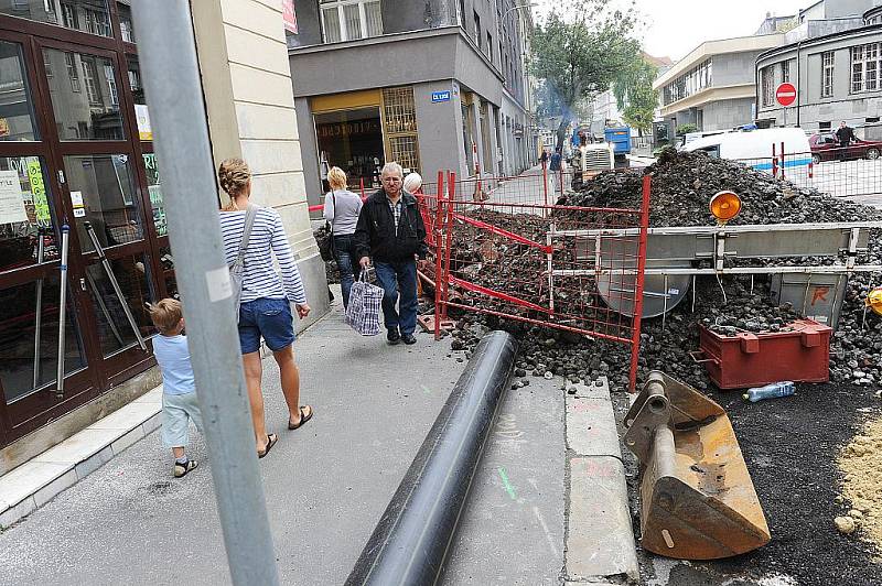 Po dělnících, kteří v Tyršově ulici v centru Ostravy dělali kompletní rekonstrukci kanalizačního a vodovodního řadu, nastoupí příští týden stavební firma, která bude opravovat povrchovou část ulice.