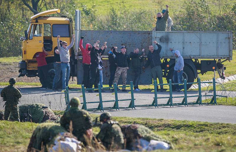 Krajské vojenské velitelství Ostrava v úterý pořádalo mediální den s ukázkami likvidací nepřítele při přepadeních, léčkách, ale i dalších akcích „militantních skupin“ vyslaných k destabilizaci bezpečnostní situace v zemi.