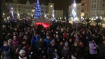 Česko zpívá koledy. Atmosféra na Masarykově náměstí v centru Ostravy.