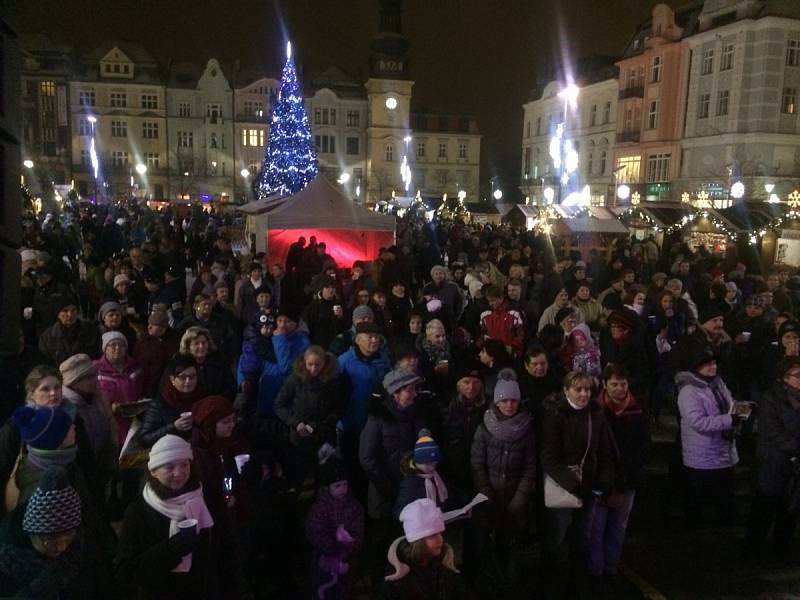 Česko zpívá koledy. Atmosféra na Masarykově náměstí v centru Ostravy.