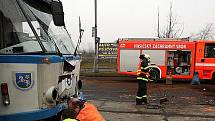 Nehoda tramvaje s nákladním autem mezi tramvajovými zastávkami Důl Hlubina a Doktora Malého v Ostravě. 