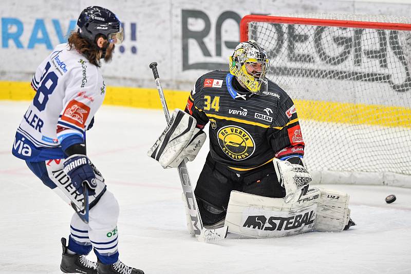 Utkání 40. kola hokejové extraligy: HC Vítkovice Ridera - HC Litvínov, 22. ledna 2023, Ostrava. (zleva) Peter Mueller z Vítkovic a brankář Litvínova Šimon Zajíček.