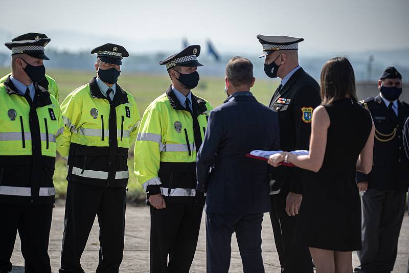 Dny NATO a Dny Vzdušných sil Armády ČR, 19. září 2020 na letišti Leoše Janáčka v Mošnově. Tomáš Macura při oceňování složek (MPO).