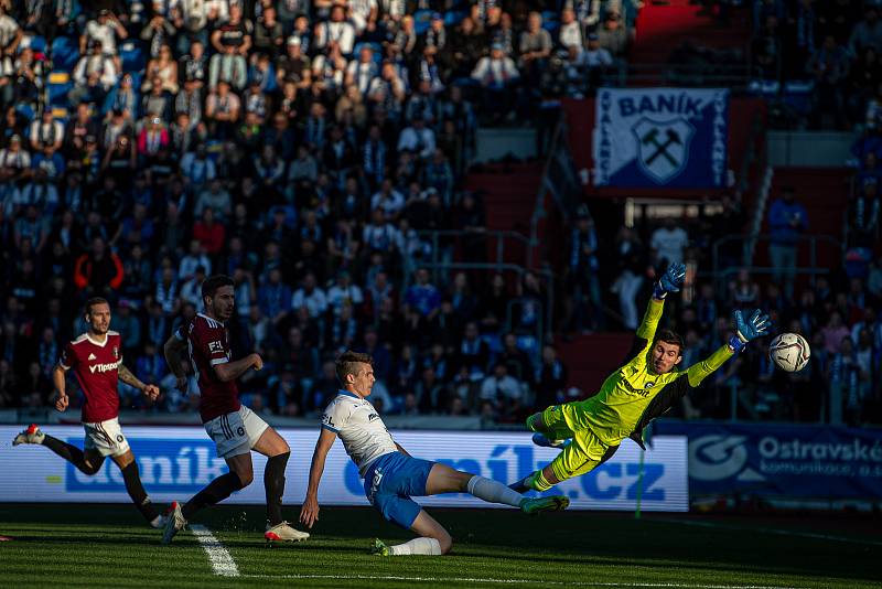 Utkání 13. kola první fotbalové ligy: Baník Ostrava - Sparta Praha, 31. října 2021 v Ostravě. (střed) David Buchta z Ostravy a Constantin Florin Nita ze Sparty.