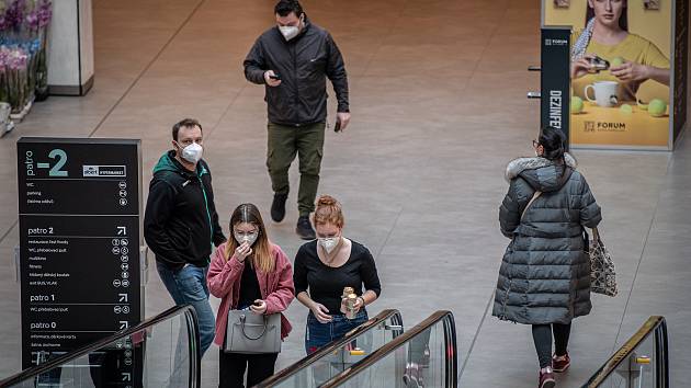 Lidé s respirátory v obchodním centru Forum Nova Karolina, 25. února 2021 v Ostravě. Kvůli koronavirové epidemii začala platit povinnost na frekventovaných místech nosit respirátor nebo dvě jednorázové zdravotnické roušky přes sebe.