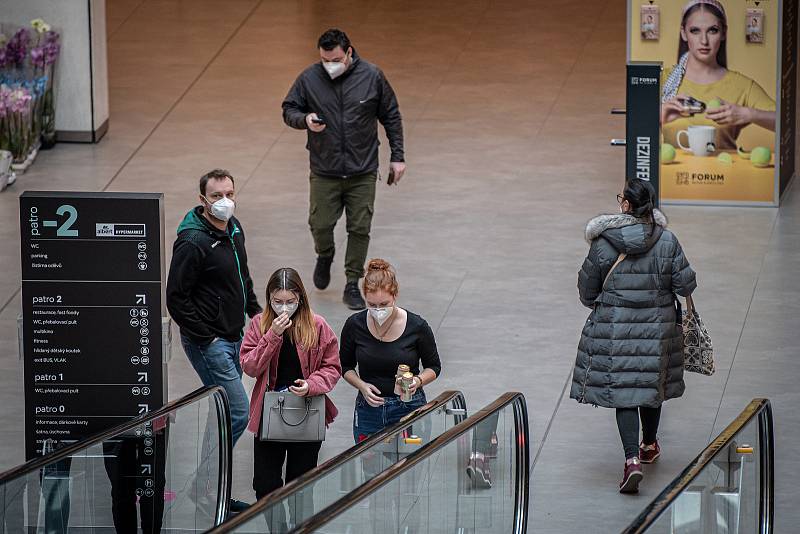 Lidé s respirátory v obchodním centru Forum Nova Karolina, 25. února 2021 v Ostravě. Kvůli koronavirové epidemii začala platit povinnost na frekventovaných místech nosit respirátor nebo dvě jednorázové zdravotnické roušky přes sebe.