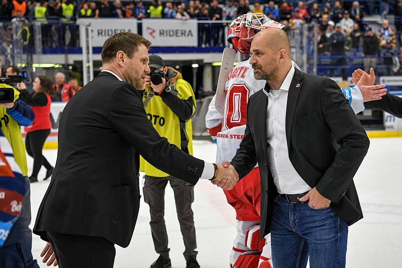 Čtvrtfinále play off hokejové extraligy - 4. zápas: HC Vítkovice Ridera - HC Oceláři Třinec, 24. března 2022 v Ostravě. (zleva) Trenér Třince Václav Varaďa a trenér Vítkovic Miloš Holaň.