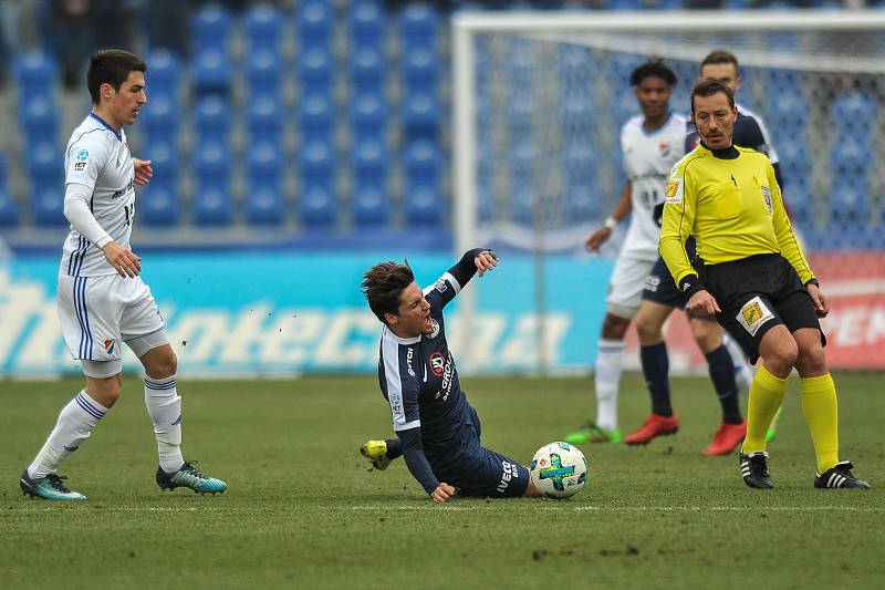 Zápas 17. kola první fotbalové ligy mezi FC Baník Ostrava a 1. FC Slovácko, 17. února 2018 v Ostravě. (vlevo) Hrubý Robert a Lukáš Sadílek ze Slovácka.