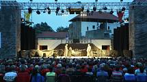 Komedie Jak se vám líbí zahájila na Slezskoostravském hradě Letní shakespearovské slavnosti v Ostravě, které potrvají do první poloviny srpna.