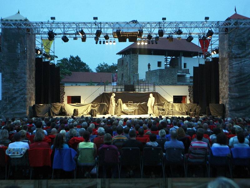 Komedie Jak se vám líbí zahájila na Slezskoostravském hradě Letní shakespearovské slavnosti v Ostravě, které potrvají do první poloviny srpna.