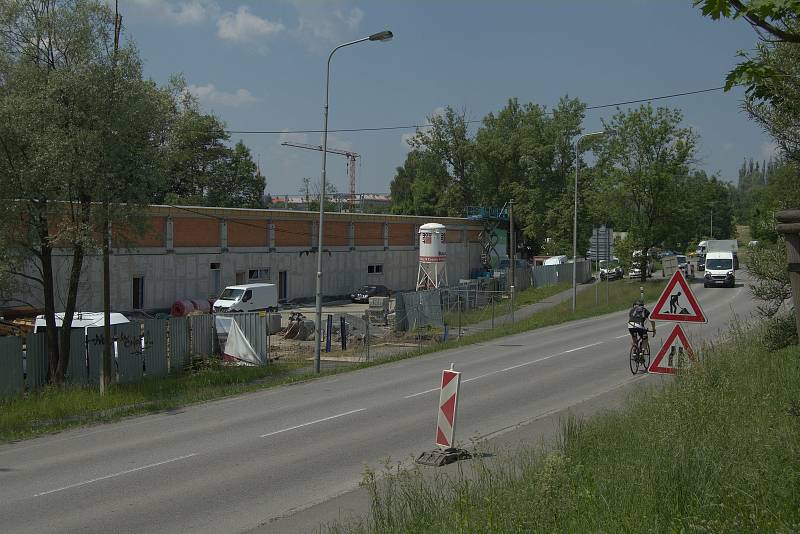 Stavba prodejny Lidl v ulici Nad Porubkou v Ostravě-Porubě, v místě bývalého areálu Bytostav, si vyžádala dopravní omezení. Takto situace na místě vypadala 8. června 2021.