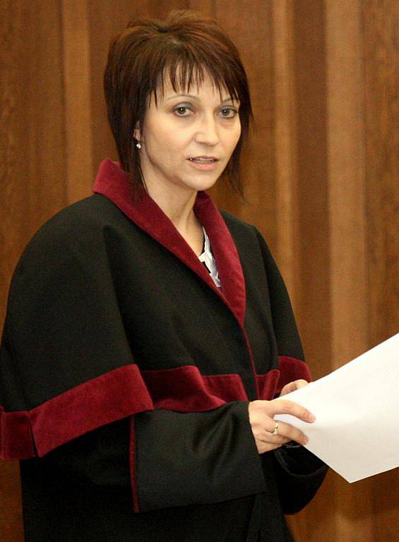 Státní zástupkyně Brigita Bilíková v úterý přednáší obžalobu u Krajského soudu v Ostravě, kde začal proces s pachateli žhářského útoku na dům romské rodiny ve Vítkově.