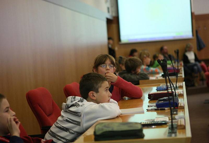 V krajském semifinále Logické olympiády své síly změřilo více než sto žáků prvního stupně základních škol a studentů středních škol.