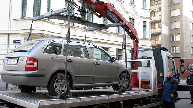 Odtah špatně zaparkovaného auta v centru Ostravy