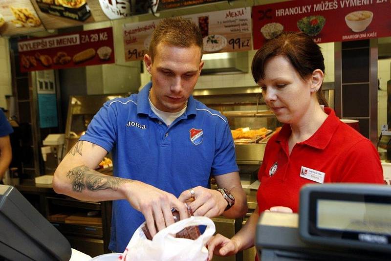 Fotbalisté Baníku prodávali kuřata v KFC na Masarykově náměstí v Ostravě.