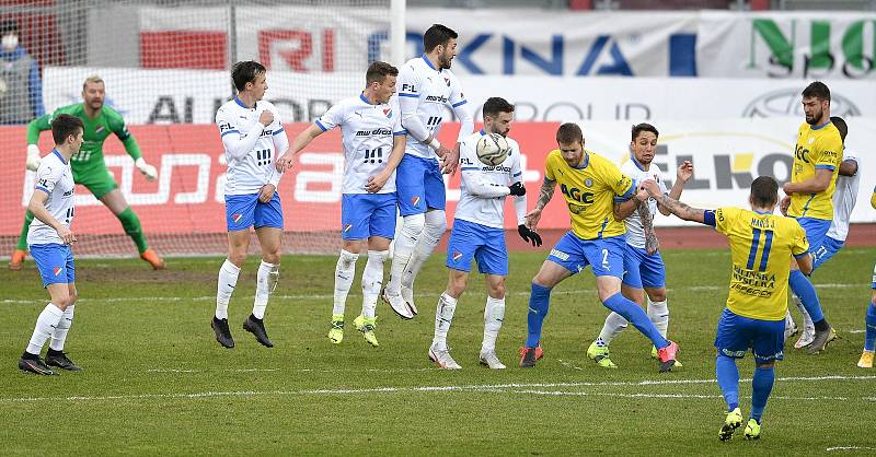 Utkání 21. kola první fotbalové ligy: FC Baník Ostrava – FK Teplice, 27 února 2021 v Ostravě. Přímí kop kope hráč Jakub Mareš z Teplic.