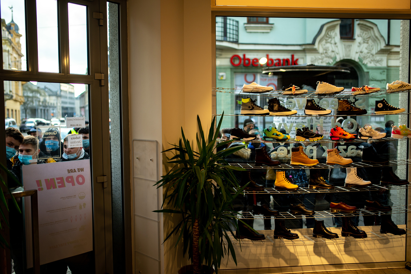 Šílenství v Ostravě kvůli limitované edici. Lidé čekali na boty přes noc -  Novojičínský deník