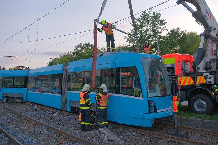 Vyprošťování vozidla z kolejiště po střetu s tramvají v Ostravě.