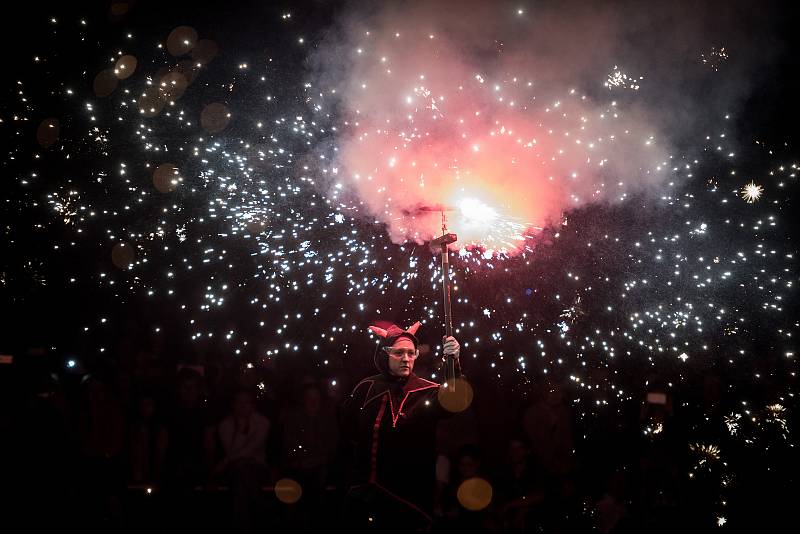 Ohňostroj katalánské kultury, který se konal 1. července 2017 v Ostravě.