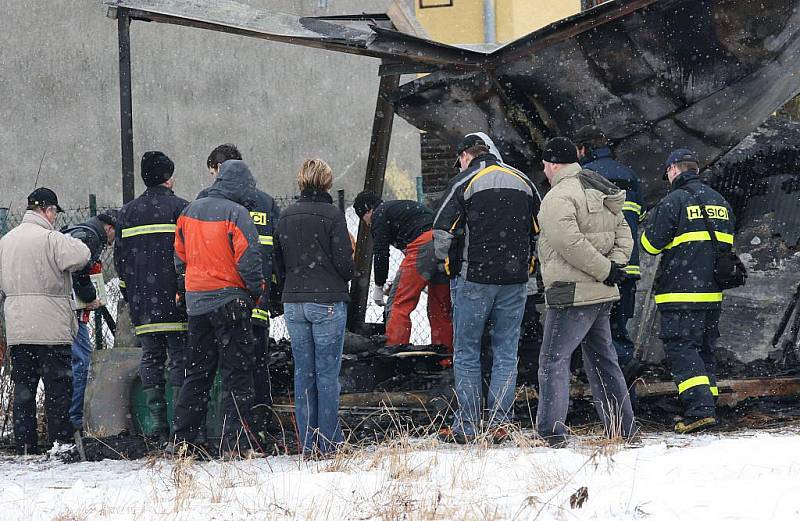 Požár stavební buňky v Dolní Lhotě způsobil smrt dvěma bezdomovcům. Hořet začalo v nočních hodinách, příčina požáru se vyšetřuje. Je možné, že za požárem byl alkohol u obou bezdomovců.