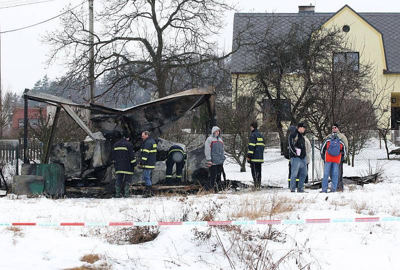 Požár stavební buňky v Dolní Lhotě způsobil smrt dvěma bezdomovcům. Hořet začalo v nočních hodinách, příčina požáru se vyšetřuje. Je možné, že za požárem byl alkohol u obou bezdomovců.