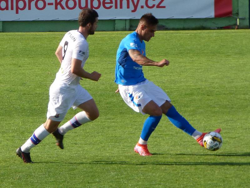Fotbalisté Baníku Ostrava (v modrém) v přípravném utkání v Líšni.