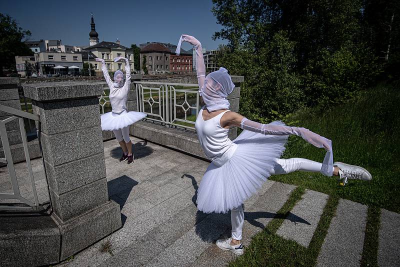 Příprava na open-air performanci s názvem Tančící mosty v Ostravě. Generální zkouška souborů baletu a operety Národního divadla Moravskoslezského, která se uskutečnila 3. června 2021 v centru města.