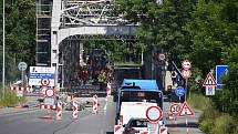 Práce na uzavřeném mostu, který je průjezdný pouze pro autobusy a složky integrovaného záchranného systému, pokračovaly i ve čtvrtek. 10. června 2021.