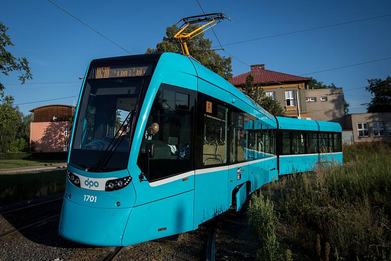 Nová švýcarská tramvaj Tango NF2 nOVA. Na svou první jízdu Ostravou i s cestujícími  vyrazila v pondělí 13. srpna 2018 z Martinova po trase linky číslo 4.