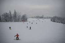 Lyžařská resort Szczyrk Mountain Resort, 12. února 2021 v Szczyrk, Polsko. Od 12. února budou v Polsku s omezenou kapacitou po dobu dvou týdnů podmíněně otevřeny hotely, kina, divadla, filharmonické sály a opery, bazény a sjezdovky.