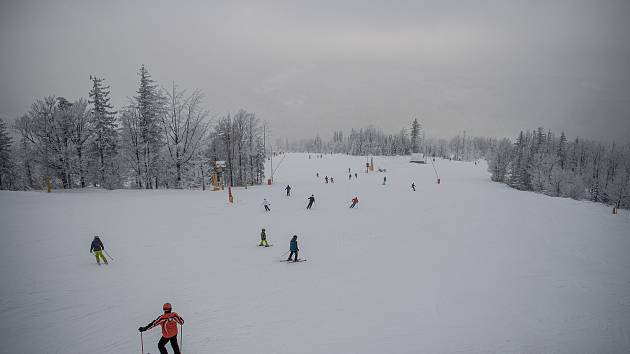 Lyžařská resort Szczyrk Mountain Resort, 12. února 2021 v Szczyrk, Polsko. Od 12. února budou v Polsku s omezenou kapacitou po dobu dvou týdnů podmíněně otevřeny hotely, kina, divadla, filharmonické sály a opery, bazény a sjezdovky.