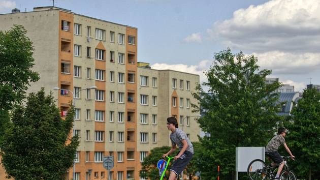 Na kole, bruslích i koloběžce. Ostrava-Jih se chlubí zbrusu novou takzvaně modulární pumtrackovou dráhou.