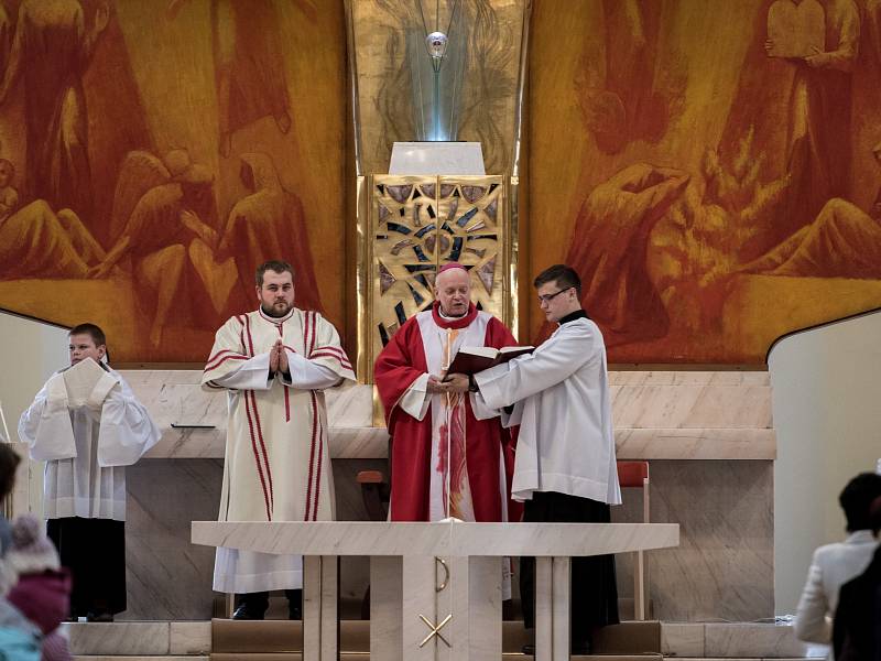 Velkopáteční bohoslužba v Katedrále Božského Spasitele s biskupem Františkem Lobkowiczem.