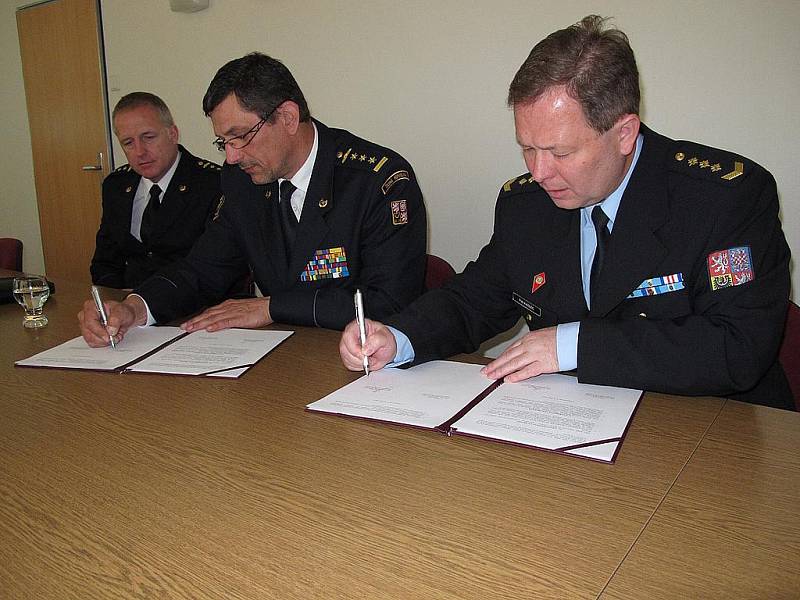 Dohodu podepsali ředitel věznice v Ostravě-Heřmanicích Petr Kadlec (vpravo) a ředitel krajských hasičů Zdeněk Nytra. Vlevo je zástupce ředitele krajských hasičů Vladimír Vlček.