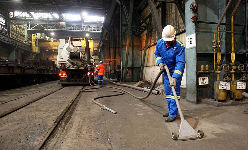 ArcelorMittal Ostrava pořídil za deset milionů korun extrémně výkonný sací vůz, který bude čistit cesty v areálu závodu, ale i samotné tovární haly od prachu a dalších nečistot.