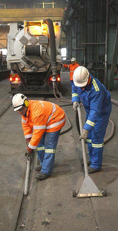 ArcelorMittal Ostrava pořídil za deset milionů korun extrémně výkonný sací vůz, který bude čistit cesty v areálu závodu, ale i samotné tovární haly od prachu a dalších nečistot.