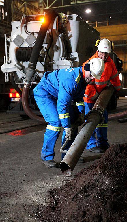 ArcelorMittal Ostrava pořídil za deset milionů korun extrémně výkonný sací vůz, který bude čistit cesty v areálu závodu, ale i samotné tovární haly od prachu a dalších nečistot.