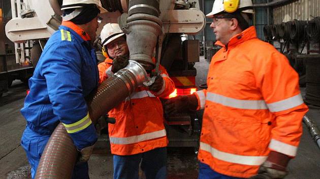 ArcelorMittal Ostrava pořídil za deset milionů korun extrémně výkonný sací vůz, který bude čistit cesty v areálu závodu, ale i samotné tovární haly od prachu a dalších nečistot.