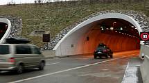 Značky omezující rychlost se objevily také u vjezdu do Klimkovického tunelu ve směru z Ostravy na Brno. Ilustrační foto.