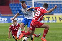 Fotbalisté Baníku Ostrava (v bílém) v nedělním zápase proti Pardubicím